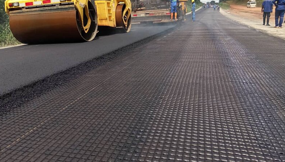 Thi công rải lưới cốt sợi thủy tinh đúng kỹ thuật giúp hạn chế nứt phản ánh mặt đường.
